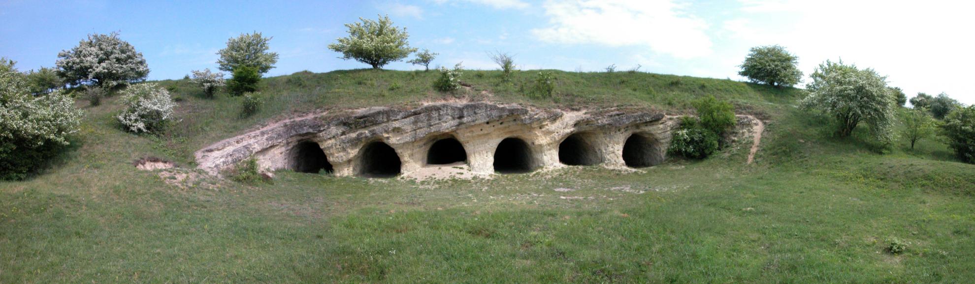Вид на один із десяти скельних храмів VIII-X століття